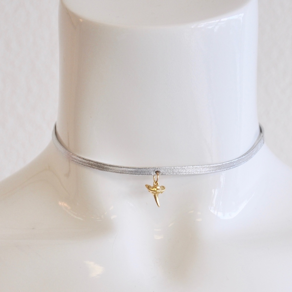 Choker shark tooth charm